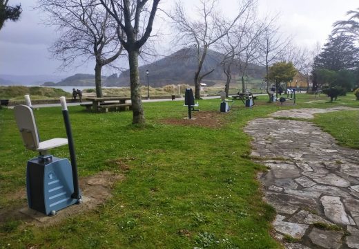 Cariño dedica 11.000 euros a transformar el parque biosaludable del paseo marítimo en un gimnasio al aire libre